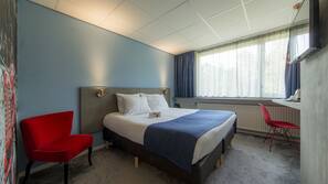 Zimmersafe, Schreibtisch, Verdunkelungsvorhänge, Bügeleisen/Bügelbrett