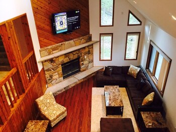 Modern House In The Poconos Roku Sonos A C Indoor Pools Sports And More Deals Reviews Bushkill Usa Wotif