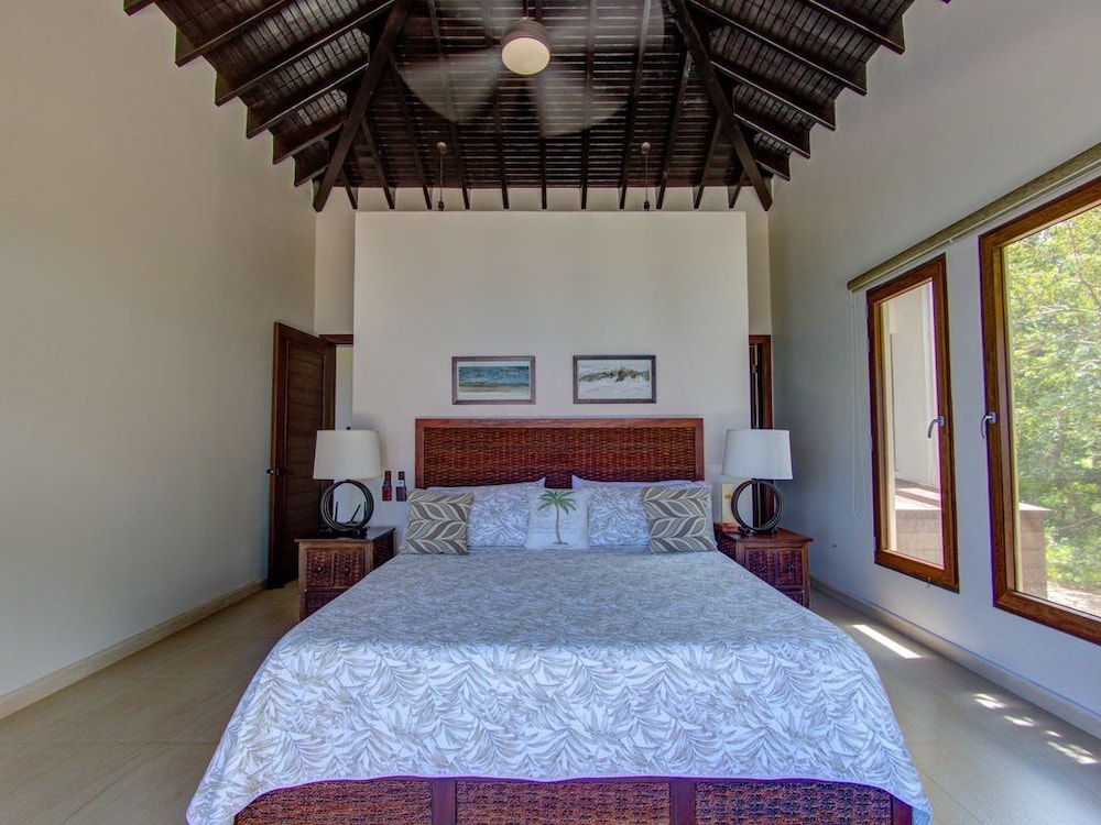 "LIVING WATERS ROATAN" CAMP BAY BEACH LUXURY OCEANFRONT VACATION VILLA