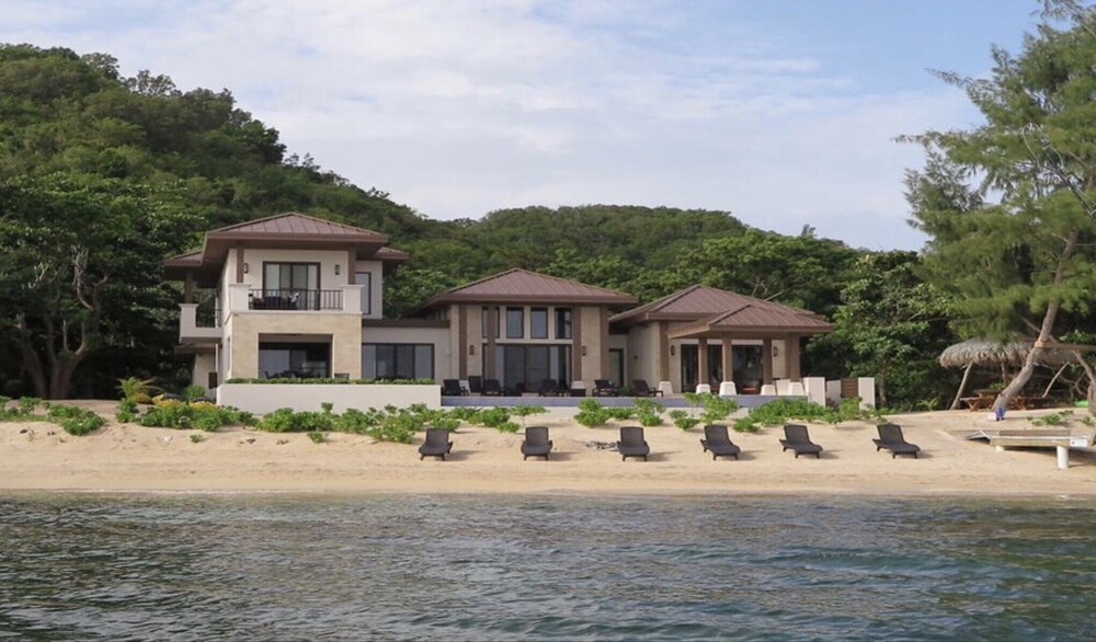 "LIVING WATERS ROATAN" CAMP BAY BEACH LUXURY OCEANFRONT VACATION VILLA