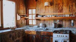 Frigorífico, horno, placa de cocina y utensilios de cocina