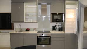 Oven, hob, cookware/dishes/utensils