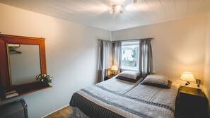 Een bureau, verduisterende gordijnen, gratis wifi, beddengoed
