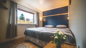 Een bureau, verduisterende gordijnen, gratis wifi, beddengoed