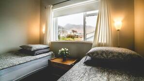 Een bureau, verduisterende gordijnen, gratis wifi, beddengoed