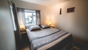 Een bureau, verduisterende gordijnen, gratis wifi, beddengoed