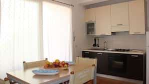 Großer Kühlschrank, Mikrowelle, Ofen, Herd