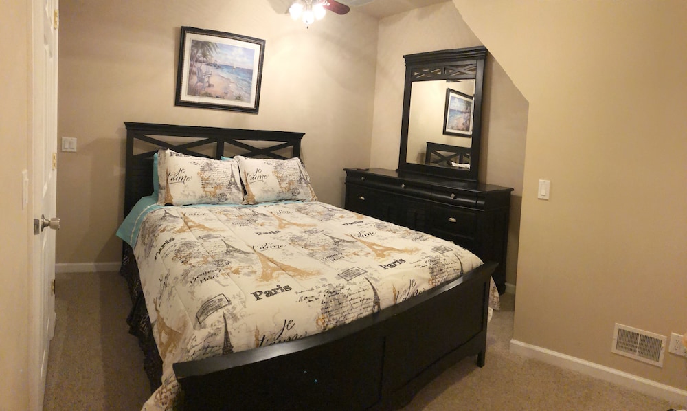 LAKEVIEW!1 Block To Public beach!Kayaks And Canoe Available! Ask for Boat dock! Paw Paw Lake