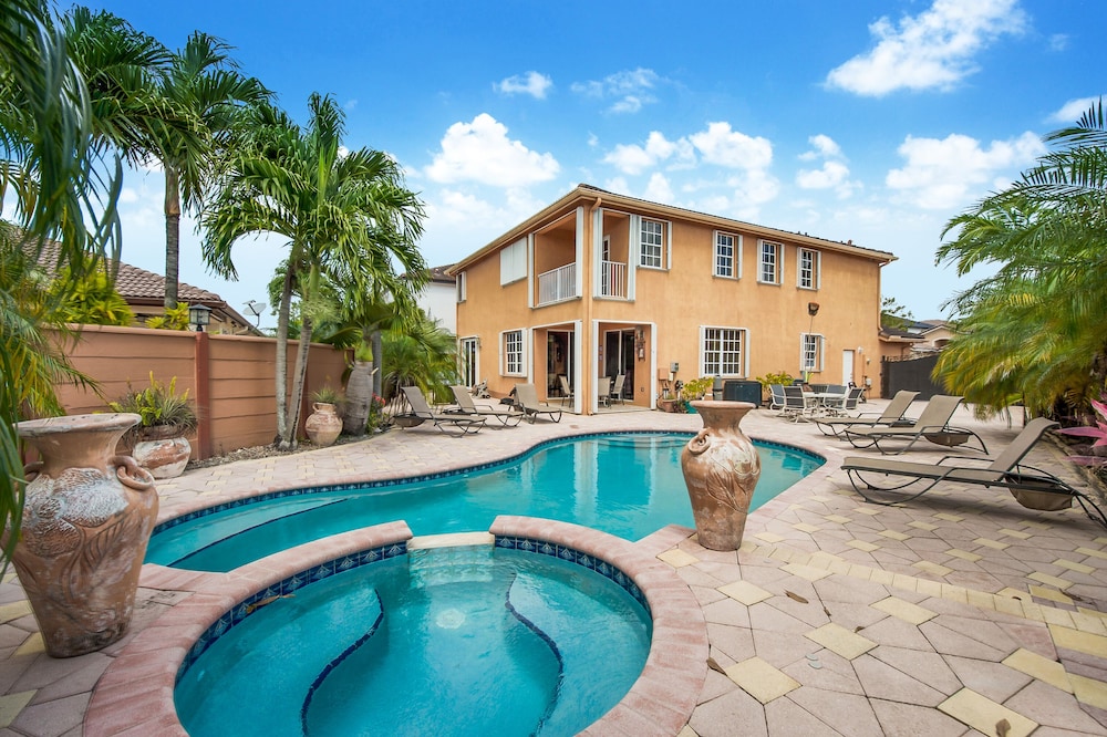 Spacious Beautiful MIAMI  Home On Lake With Large Pool and Waterfall Jacuzzi