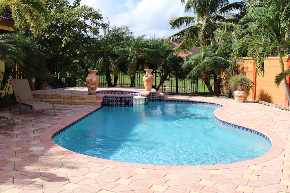 Spacious Beautiful MIAMI  Home On Lake With Large Pool and Waterfall Jacuzzi