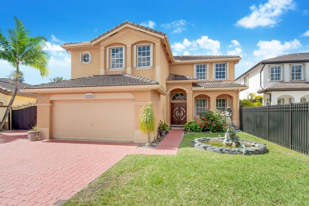 Spacious Beautiful MIAMI  Home On Lake With Large Pool and Waterfall Jacuzzi