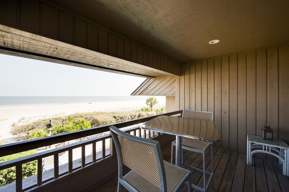 9 Dinghy Oceanfront Home in Palmetto Dunes with Pool & Hot Tub. Dog