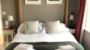 4 bedrooms, iron/ironing board, free WiFi, linens