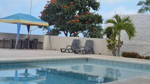Una piscina al aire libre