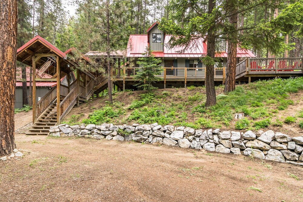 Leavenworth cabin with treehouse gazebo hot tub. Chelan County Vrbo