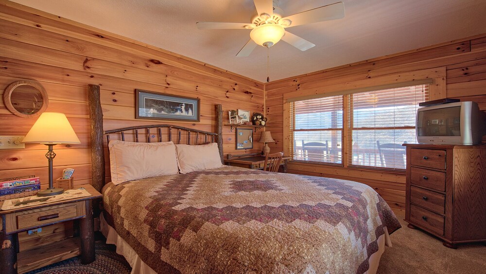 MARCH SPECIAL;19/25, MT. VIEWS, ATTACHED GARAGE, FLAT PAVED PARKING, DOG W/FEE.