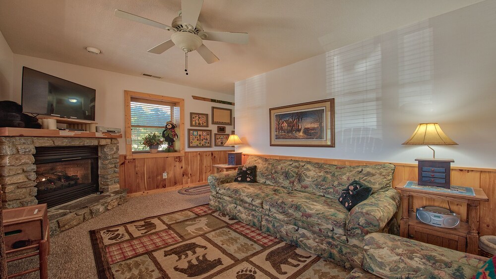 MARCH SPECIAL;19/25, MT. VIEWS, ATTACHED GARAGE, FLAT PAVED PARKING, DOG W/FEE.