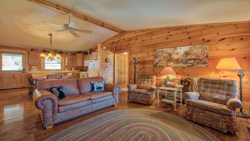 MARCH SPECIAL;19/25, MT. VIEWS, ATTACHED GARAGE, FLAT PAVED PARKING, DOG W/FEE.