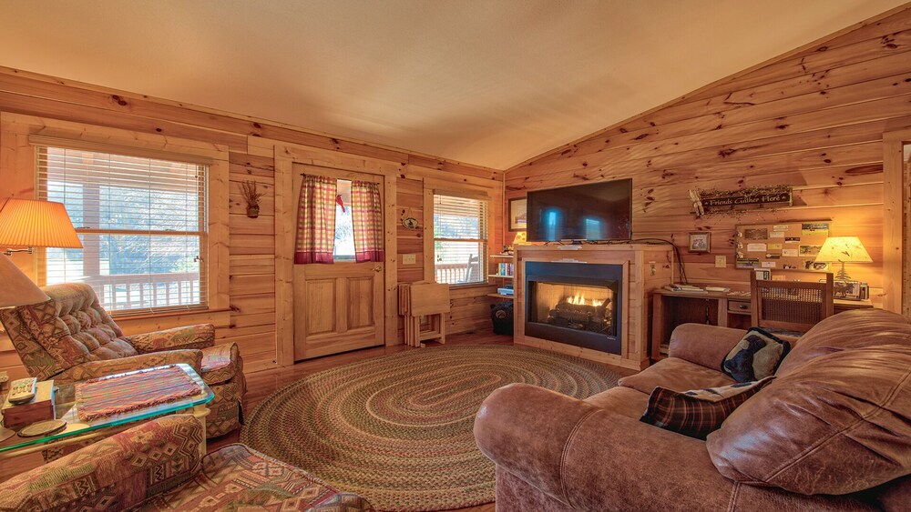 MARCH SPECIAL;19/25, MT. VIEWS, ATTACHED GARAGE, FLAT PAVED PARKING, DOG W/FEE.