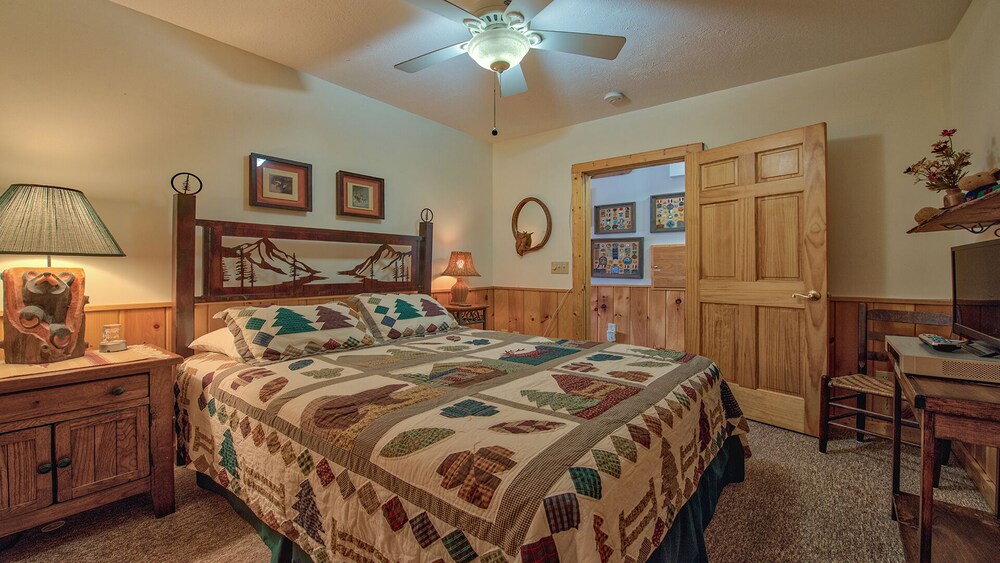 MARCH SPECIAL;19/25, MT. VIEWS, ATTACHED GARAGE, FLAT PAVED PARKING, DOG W/FEE.