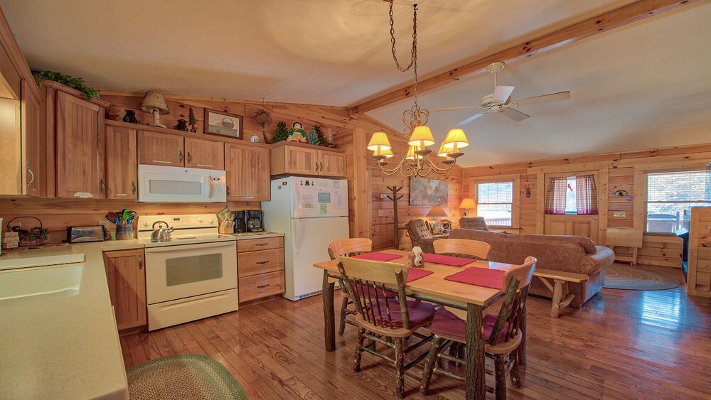 MARCH SPECIAL;19/25, MT. VIEWS, ATTACHED GARAGE, FLAT PAVED PARKING, DOG W/FEE.