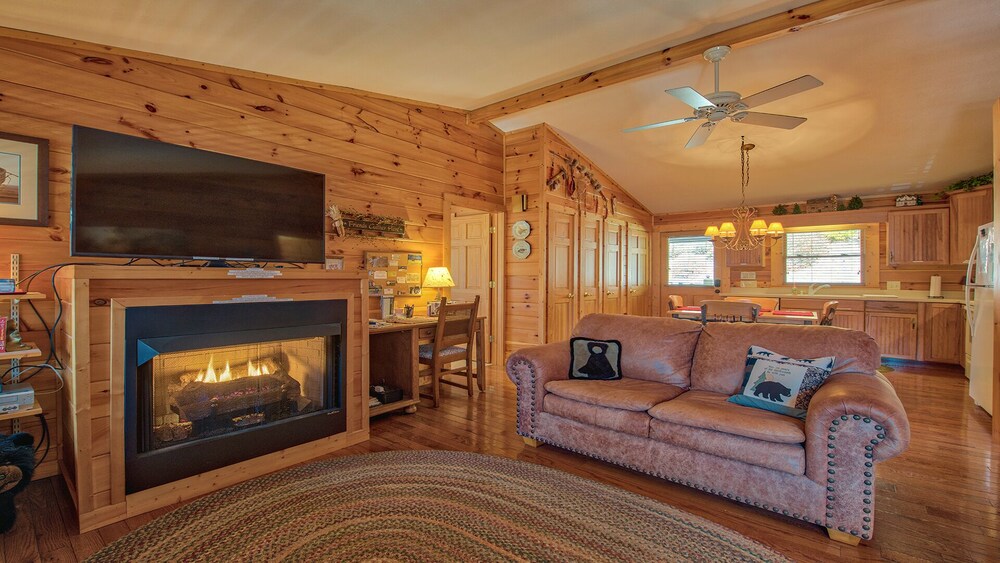 MARCH SPECIAL;19/25, MT. VIEWS, ATTACHED GARAGE, FLAT PAVED PARKING, DOG W/FEE.