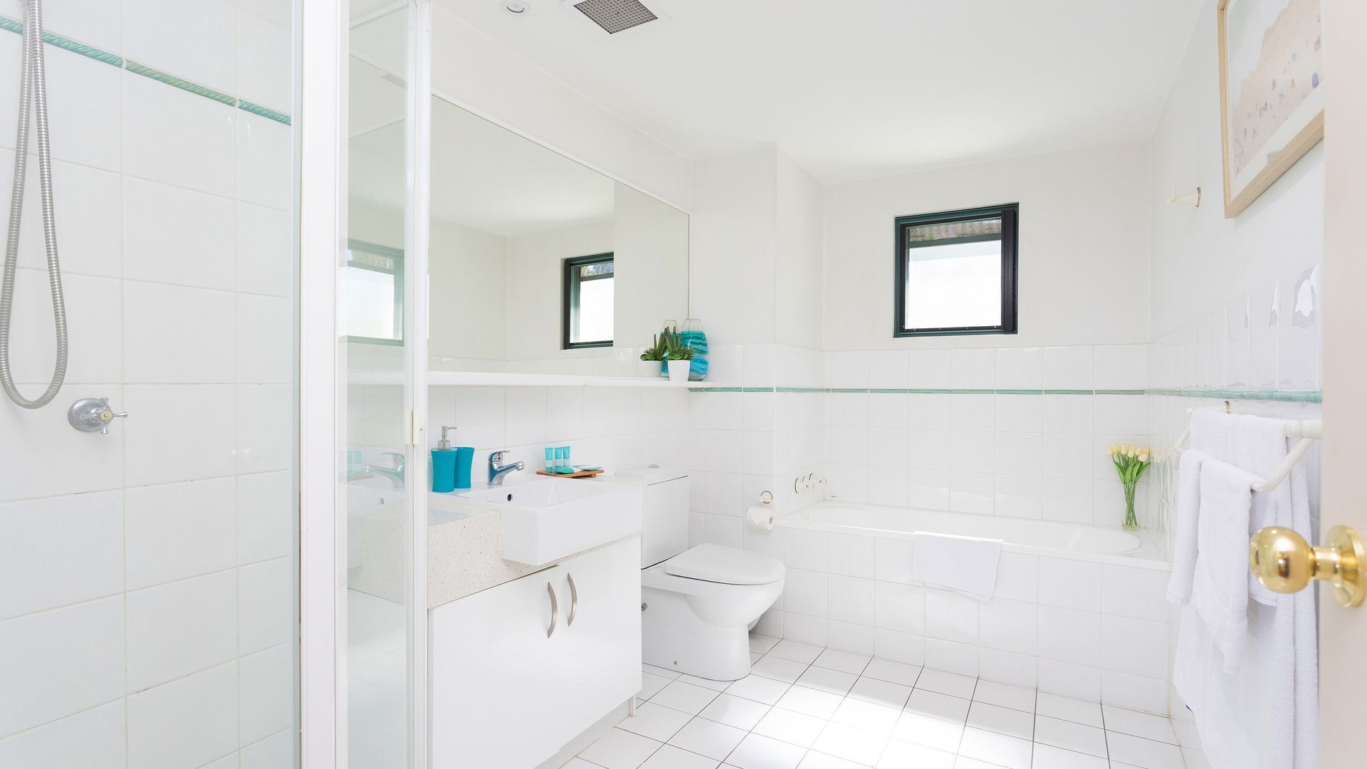 30% long stay discount. Riverfront home close to Bris CBD & amenities