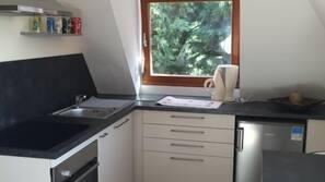 Réfrigérateur, micro-ondes, four, cafetière/bouilloire