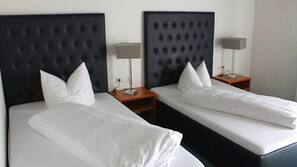 Zimmersafe, individuell dekoriert, Schreibtisch, Verdunkelungsvorhänge
