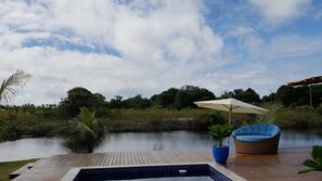 Piscina externa, guarda-sóis, espreguiçadeiras