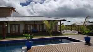 Piscina externa, guarda-sóis, espreguiçadeiras