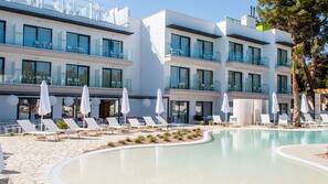 Una piscina al aire libre