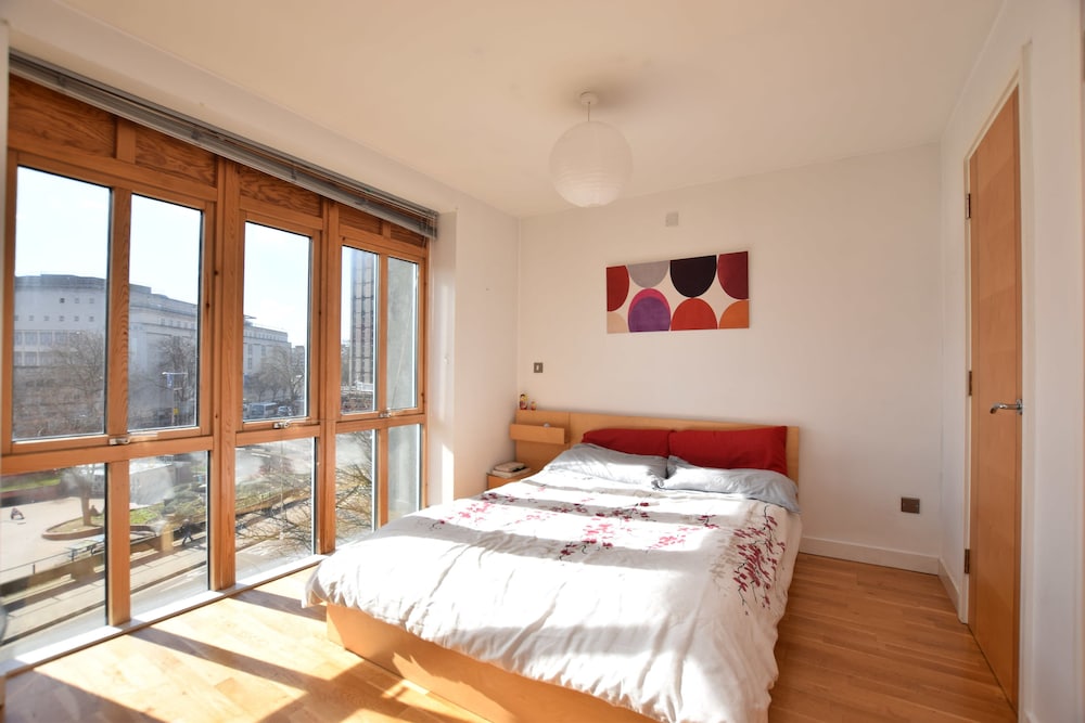 Ious Studio Apartment In The Heart Of City Bristol 1 10 Featured Image