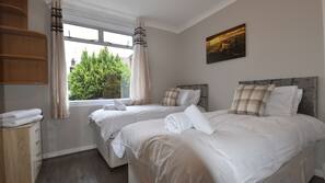 3 bedrooms, Egyptian cotton sheets, premium bedding, Select Comfort beds
