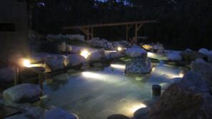 Una piscina cubierta, una piscina climatizada