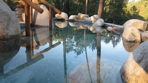 Una piscina cubierta, una piscina climatizada