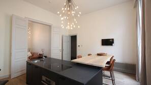 Full-sized fridge, microwave, oven, hob