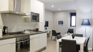 Full-size fridge, microwave, oven, stovetop