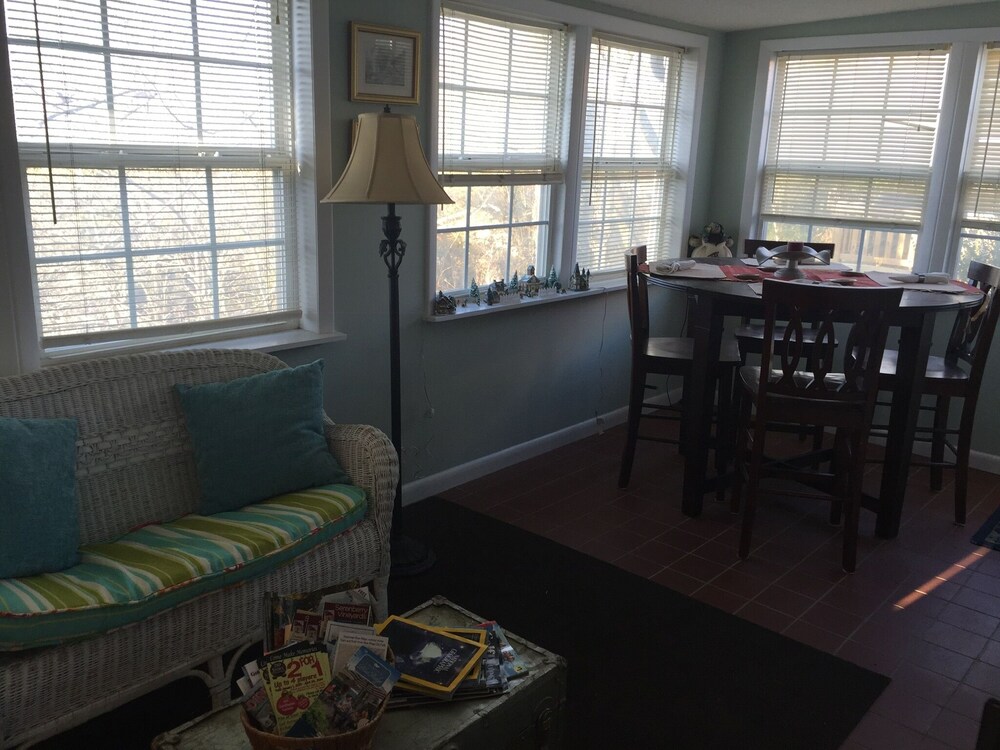 Downtown in this cozy pet and family friendly mid century cottage