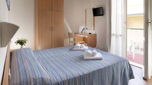 Een bureau, gratis wifi, beddengoed