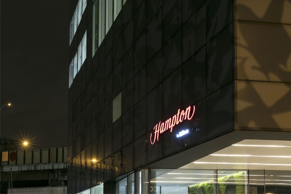 Front of property, Hampton by Hilton Paris Clichy