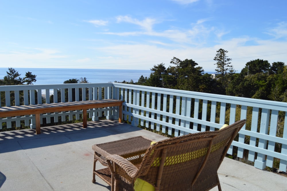 Beautiful 2 and a Half Bedroom, 2 Bath Single Story Ocean View in Manchester, United States