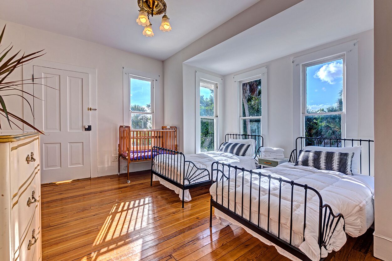 Bright Victorian Shared Home With Huge Porch And A River View