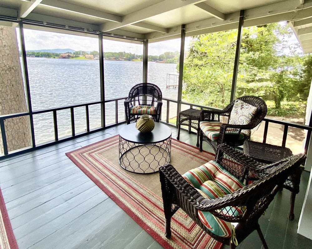 Gorgeous Lodge Style Lake House! Perfect for Family Gatherings!
