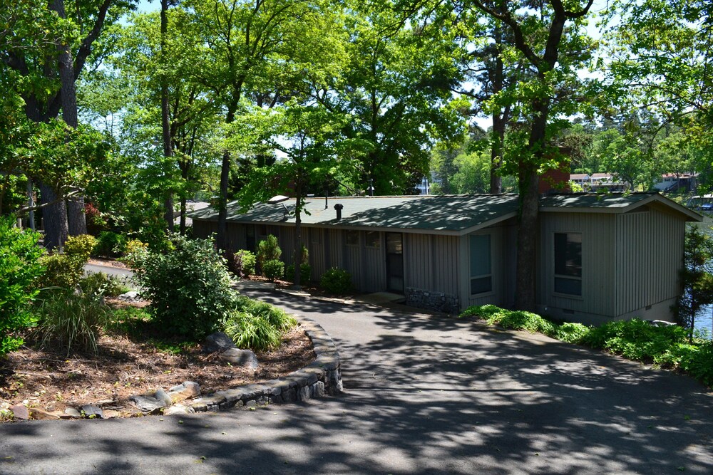 Gorgeous Lodge Style Lake House! Perfect for Family Gatherings!