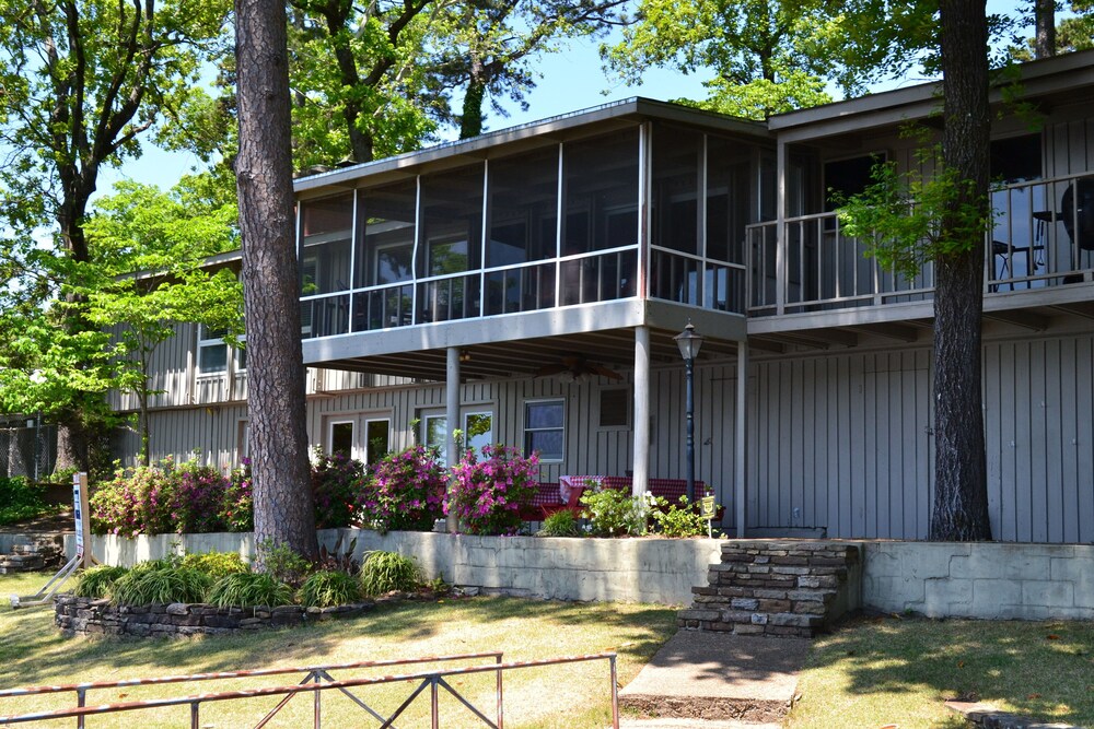 Gorgeous Lodge Style Lake House! Perfect for Family Gatherings!