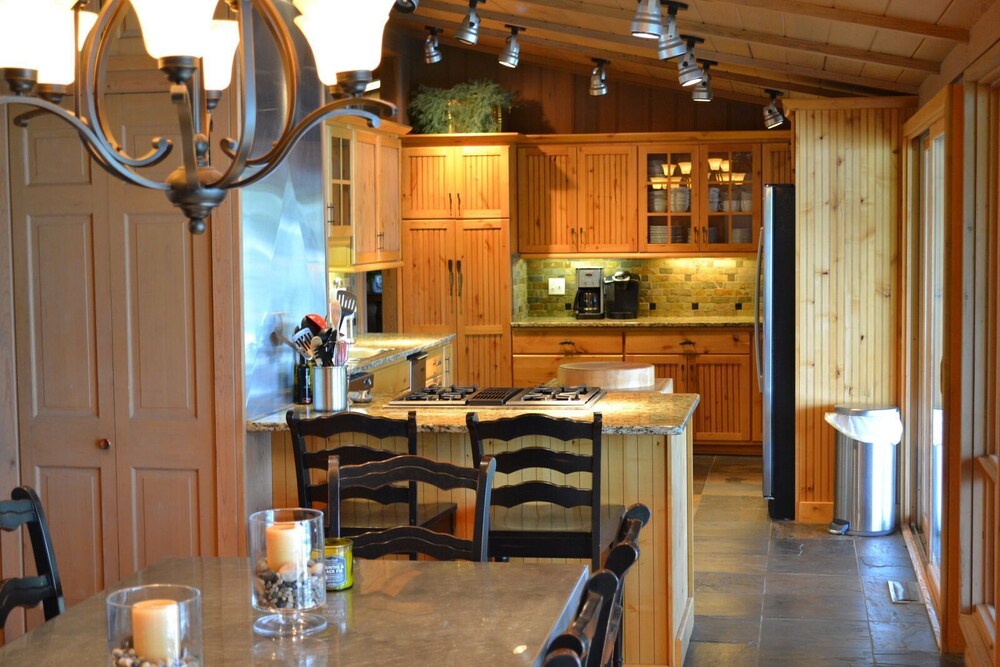 Gorgeous Lodge Style Lake House! Perfect for Family Gatherings!