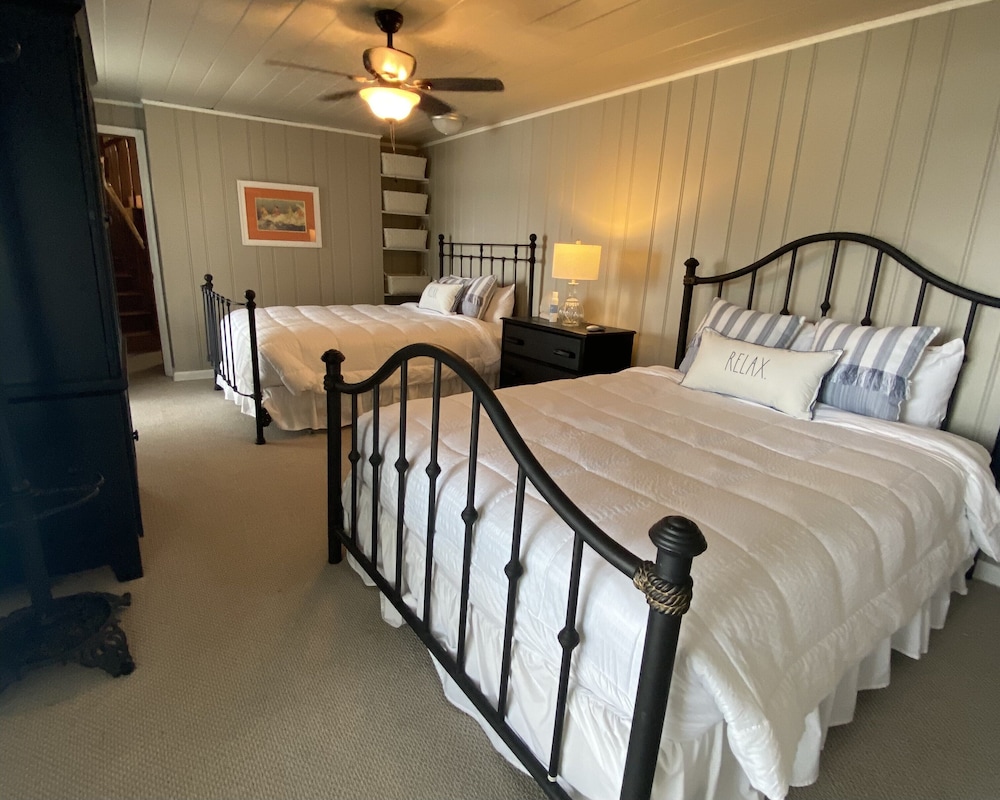 Gorgeous Lodge Style Lake House! Perfect for Family Gatherings!