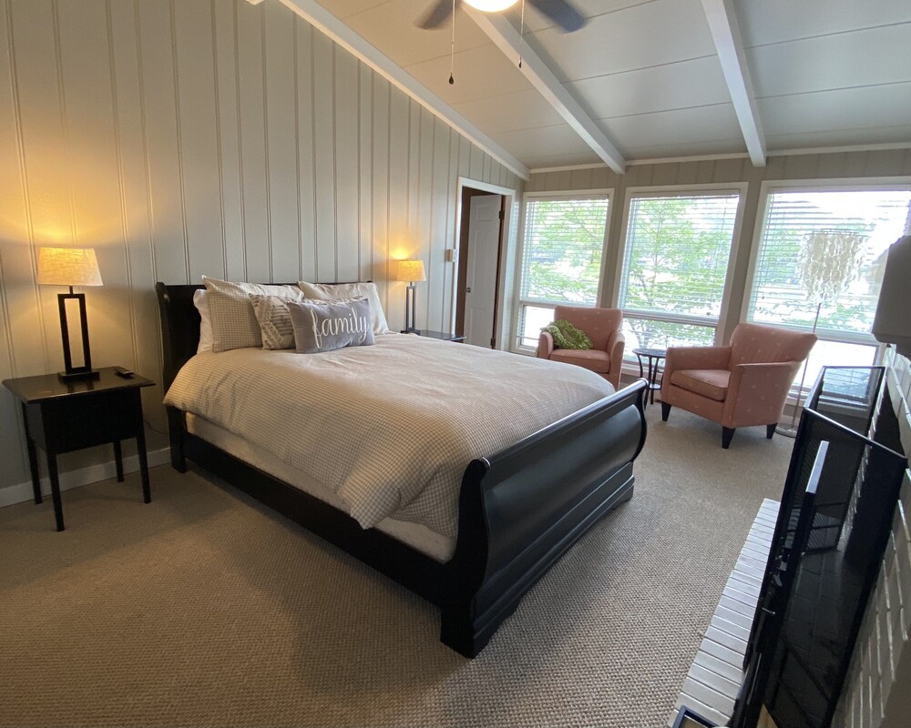 Gorgeous Lodge Style Lake House! Perfect for Family Gatherings!