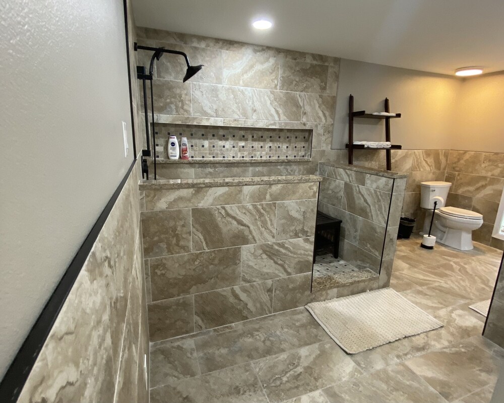 Gorgeous Lodge Style Lake House! Perfect for Family Gatherings!